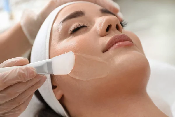 Mujer Joven Durante Procedimiento Descamación Facial Salón Primer Plano — Foto de Stock