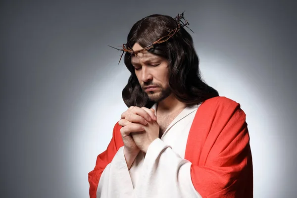 Jesus Christus Mit Dornenkrone Gebet Auf Grauem Hintergrund — Stockfoto