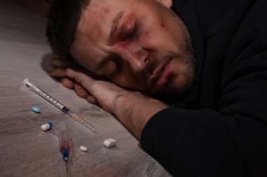 İçerde aşırı doz alan adam, farklı ilaçlara odaklan.