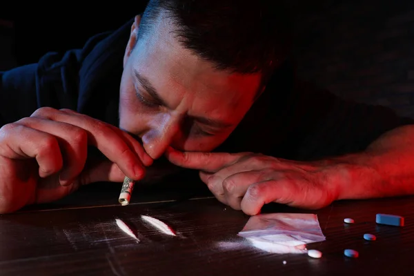 Homem Viciado Drogas Toma Cocaína Mesa — Fotografia de Stock