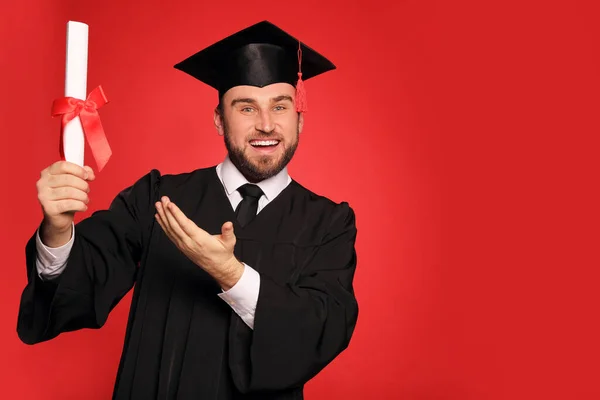 Gelukkige Student Met Afstudeerhoed Diploma Rode Achtergrond Ruimte Voor Tekst — Stockfoto