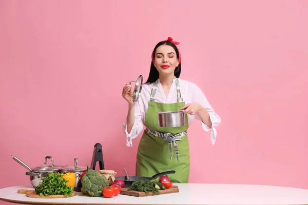 Молодая Домохозяйка Овощами Различной Посудой Розовом Фоне — стоковое фото