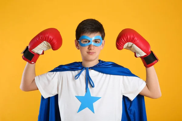 Ragazzo Adolescente Costume Supereroe Sfondo Giallo — Foto Stock