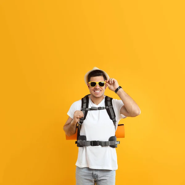 Чоловічий Турист Рюкзаком Жовтому Тлі — стокове фото