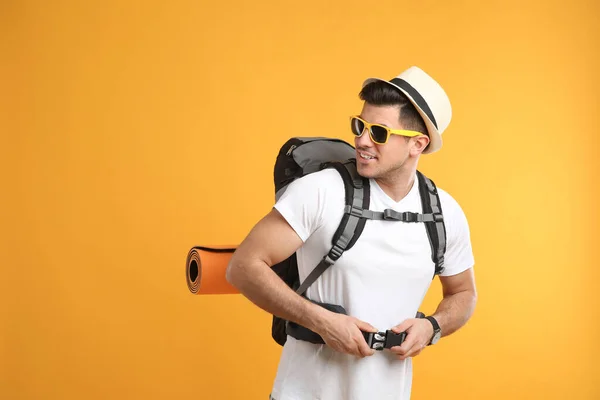 Mężczyzna Turysta Plecakiem Podróżnym Żółtym Tle Miejsce Tekst — Zdjęcie stockowe