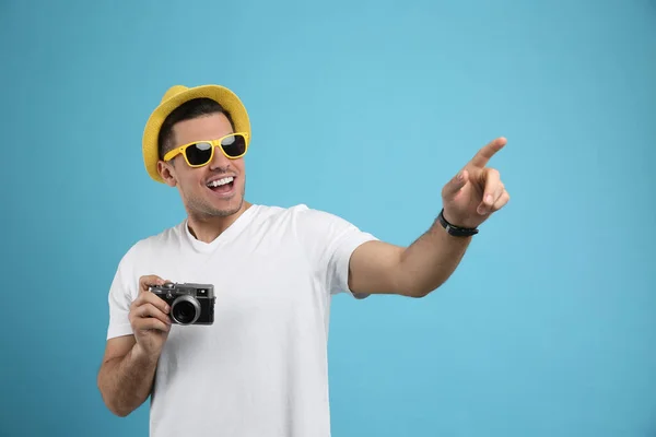 Touriste Masculin Avec Caméra Sur Fond Turquoise — Photo