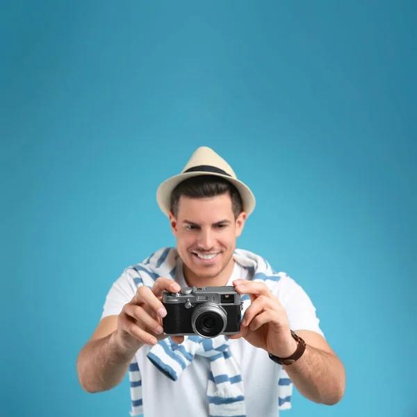 Muž Turista Fotografování Tyrkysovém Pozadí Zaměření Kameru — Stock fotografie