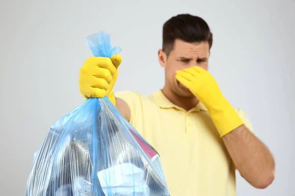 Homem Segurando Saco Lixo Completo Contra Fundo Leve Foco Mão — Fotografia de Stock