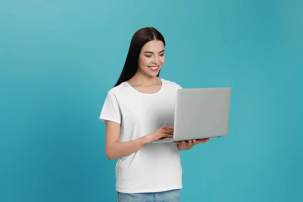 Mujer Joven Con Portátil Moderno Sobre Fondo Azul Claro — Foto de Stock