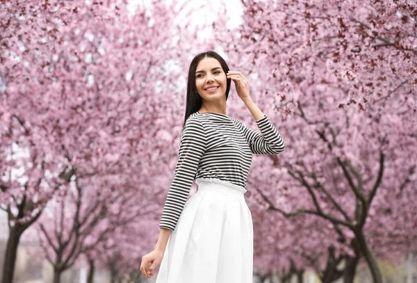 Hübsche Junge Frau Park Mit Blühenden Bäumen Frühlings Look — Stockfoto