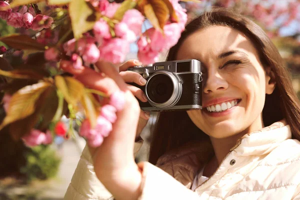 야외에서 꽃피는 벚꽃을 관광객 — 스톡 사진