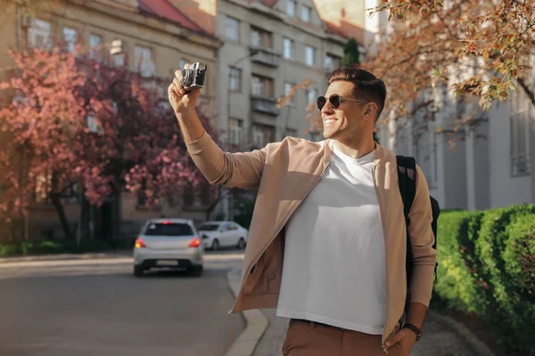 Ευτυχισμένος Αρσενικό Τουρίστας Κάμερα Στο Δρόμο Της Πόλης — Φωτογραφία Αρχείου