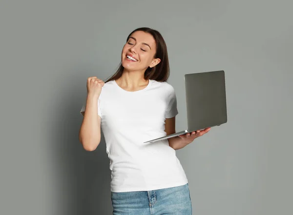 Młoda Kobieta Nowoczesnym Laptopem Szarym Tle — Zdjęcie stockowe