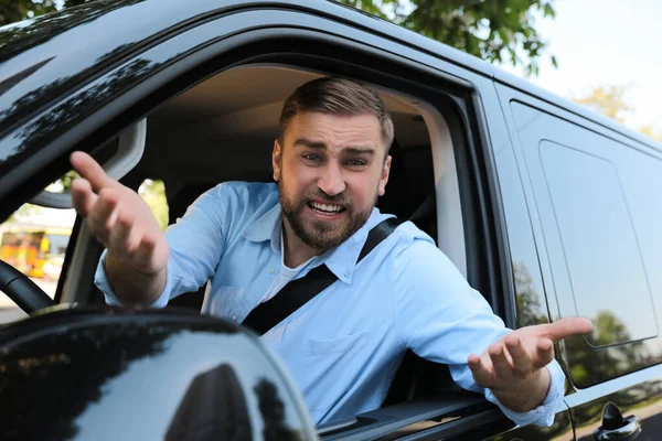 Hombre Emocional Coche Conducta Agresiva —  Fotos de Stock