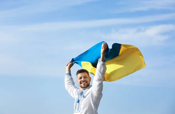 Homme Vyshyvanka Avec Drapeau Ukraine Extérieur — Photo