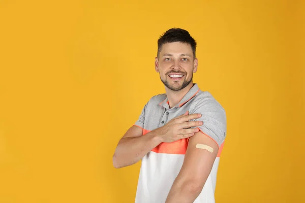 Homem Vacinado Mostrando Gesso Médico Braço Contra Fundo Amarelo Espaço — Fotografia de Stock