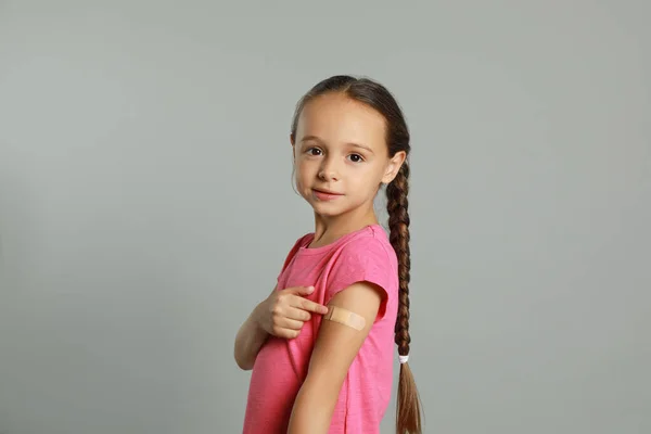 Niña Vacunada Mostrando Yeso Médico Brazo Contra Fondo Gris Claro —  Fotos de Stock