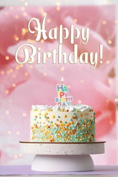 Gelukkige Verjaardag Prachtige Taart Met Brandende Kaars Violette Tafel — Stockfoto