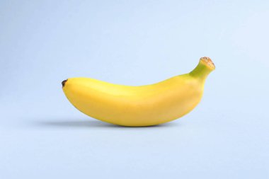 Hafif arka planda bir tatlı olgun bebek muzu