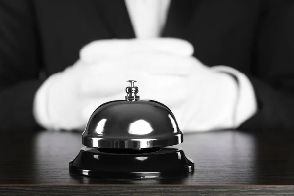 Butler Aan Het Bureau Met Serviceklok Close Zicht — Stockfoto