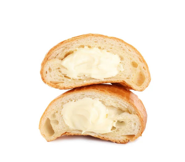 Mitades Delicioso Croissant Con Crema Sobre Fondo Blanco — Foto de Stock