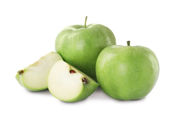 Manzanas Enteras Cortadas Sobre Fondo Blanco —  Fotos de Stock