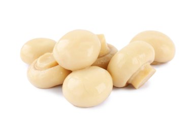 Beyazlar üzerinde izole edilmiş bir yığın lezzetli marine edilmiş mantar.