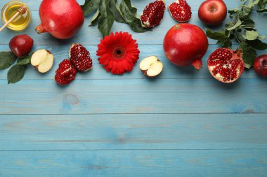 Açık mavi ahşap masa üzerinde Rosh Hashanah tatil özellikleri ile düz kompozisyon yatıyordu. Metin için boşluk