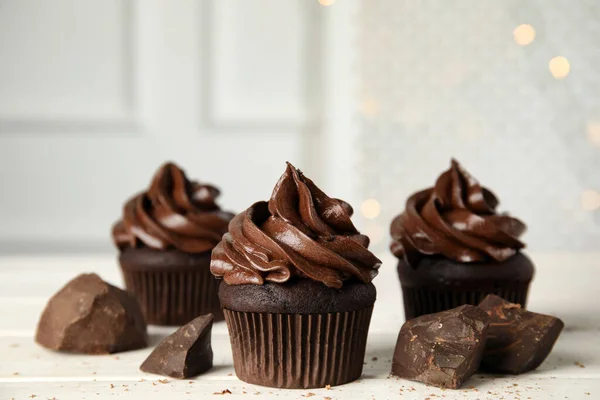 Délicieux Cupcakes Chocolat Avec Crème Sur Table Bois Blanc Contre — Photo