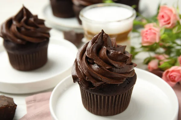Prato Com Delicioso Cupcake Chocolate Mesa Close — Fotografia de Stock