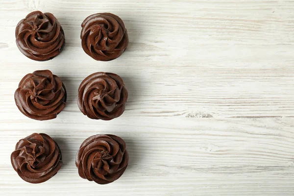 Délicieux Cupcakes Chocolat Avec Crème Sur Une Table Bois Blanc — Photo