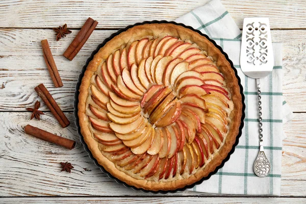 Delicioso Caseiro Torta Maçã Canela Anis Bolo Mesa Madeira Branca — Fotografia de Stock