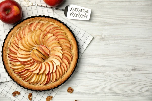 Composição Plana Com Deliciosa Torta Maçã Caseira Mesa Madeira Branca — Fotografia de Stock