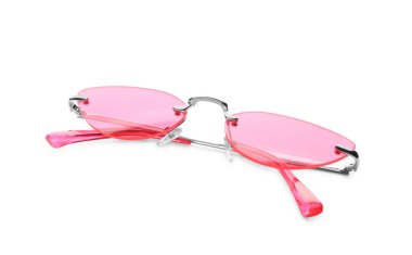 Beyaz tenli, şık, koruyucu güneş gözlükleri.