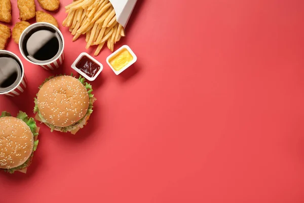 Composição Flat Lay Com Delicioso Menu Fast Food Fundo Vermelho — Fotografia de Stock