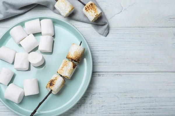 Frische Und Geröstete Marshmallows Auf Weißem Holztisch Flach Gelegt Raum — Stockfoto