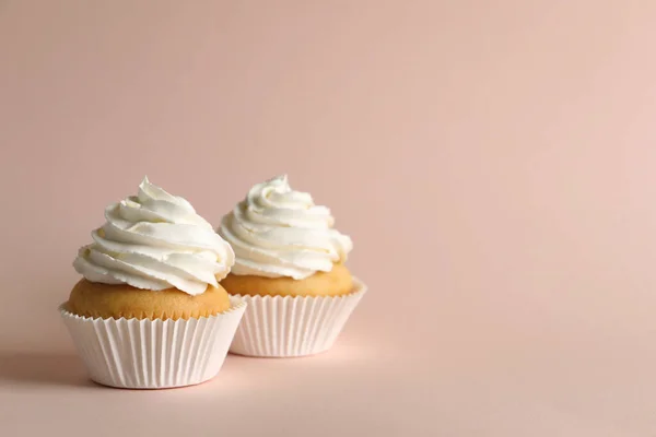 Heerlijke Cupcakes Met Witte Crème Roze Achtergrond Ruimte Voor Tekst — Stockfoto