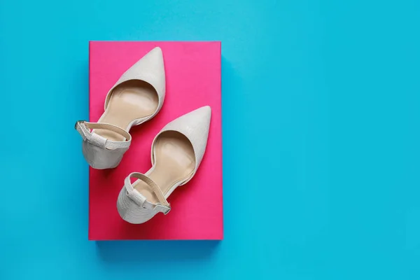 Chaussures Élégantes Pour Femmes Avec Boîte Carton Sur Fond Bleu — Photo