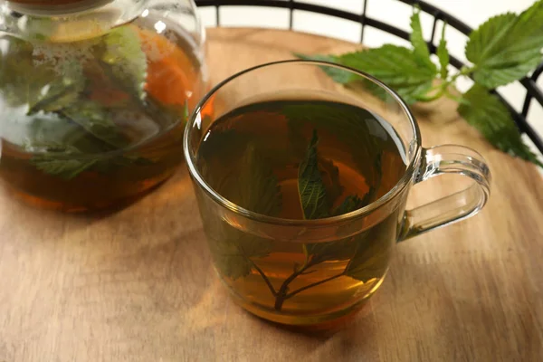 Aromatický Kopřivový Čaj Zelené Listy Dřevěném Podnosu Detailní Záběr — Stock fotografie