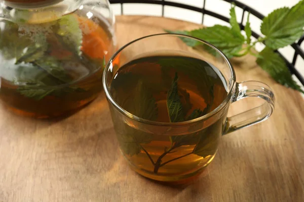 Aromatic Nettle Tea Green Leaves Wooden Tray Closeup — Stock Photo, Image