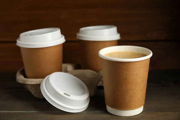 Copos Café Papel Takeaway Com Tampas Plástico Suporte Papelão Mesa — Fotografia de Stock