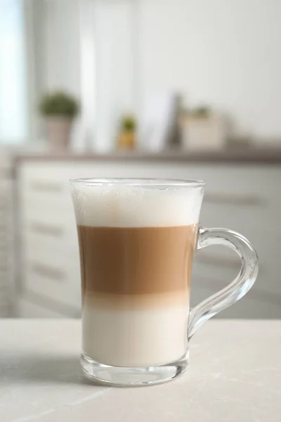 Copo Vidro Delicioso Café Camadas Mesa Mármore Leve Dentro Casa — Fotografia de Stock