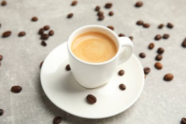 Bir fincan sıcak aromatik espresso ve kızarmış fasulye.