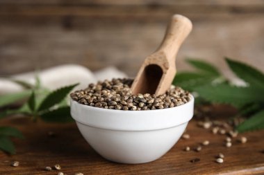 Kenevir tohumları ile kase ve ahşap tahta kepçe, yakın plan