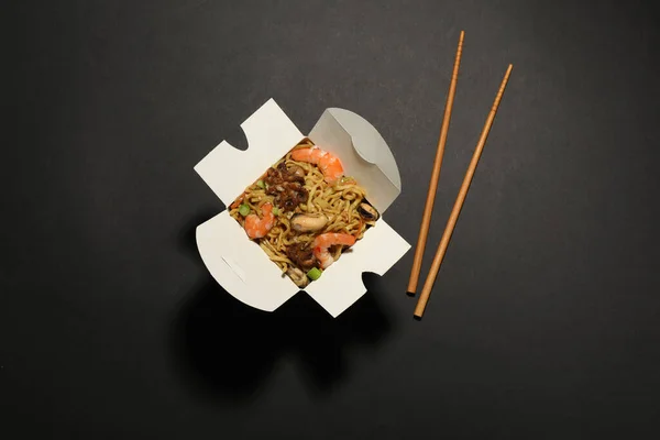 Box Wok Noodles Seafood Chopsticks Black Background Flat Lay — Stock Photo, Image