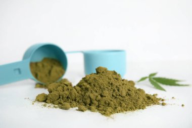 Kenevir protein tozu yığını beyaz masada.