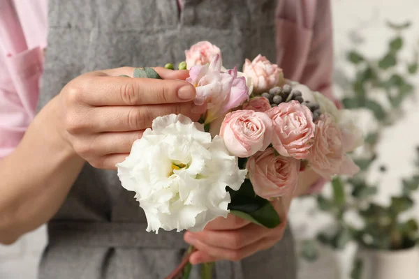 Blommor Skapar Vacker Bukett Med Rosor Inomhus Närbild — Stockfoto