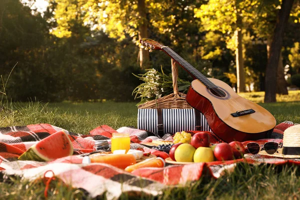 Panier Pique Nique Guitare Nourriture Boissons Sur Carreaux Dans Parc — Photo