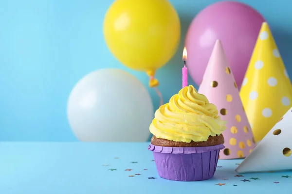 Delicioso Cupcake Cumpleaños Con Vela Sobre Fondo Azul Claro Espacio — Foto de Stock