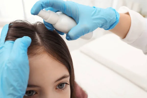Doutor Usando Spray Tratamento Piolhos Cabelo Menina Dentro Casa — Fotografia de Stock